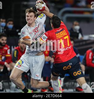 Kairo, Ägypten. Januar 2021. Mathias Gidsel (L) aus Dänemark spielt mit Adrian Figueras Trejo aus Spanien während eines Halbfinalmatches zwischen Spanien und Dänemark bei der 27. Männer Handball Weltmeisterschaft 2021 in Kairo, Ägypten, am 29. Januar 2021. Quelle: Str/Xinhua/Alamy Live News Stockfoto