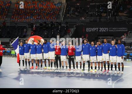 Kairo, Ägypten. Januar 2021. Französische Spieler stehen während der Nationalhymne-Zeremonie vor einem Halbfinalspiel zwischen Frankreich und Schweden bei der 27. Männer Handball-Weltmeisterschaft 2021 in Kairo, Ägypten, am 29. Januar 2021 an. Quelle: Str/Xinhua/Alamy Live News Stockfoto