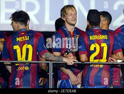 BERLIN, DEUTSCHLAND - 6. JUNI 2015: Barceloanische Spieler, die während der Preisverleihung nach dem UEFA Champions League Finale 2014/15 zwischen Juventus Torino und dem FC Barcelona im Olympiastadion gezeigt wurden. Stockfoto