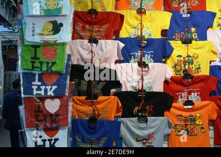 Der Nachtmarkt in der Temple Street Hong Kong, viele Schmuckstücke, T-Shirts und Schilder zum Verkauf. Günstige und fröhliche Souvenirs für Touristen. Stockfoto