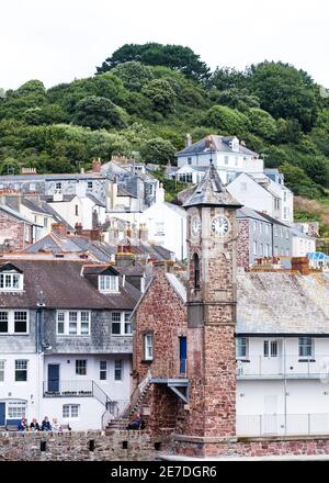 Pastellfarbene Ferienhäuser am Meer in Cawsands & Kingsand in Cornwall. Stockfoto