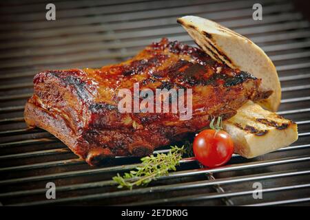 Frisch gegrillte Schweinerippchen mit Brottoast und Tomate Stockfoto