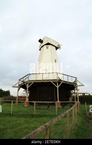 Windmühle mit weißem Kittel ohne Sweeps, Woodchurch, Ashfrod, Kent, England, Vereinigtes Königreich Stockfoto