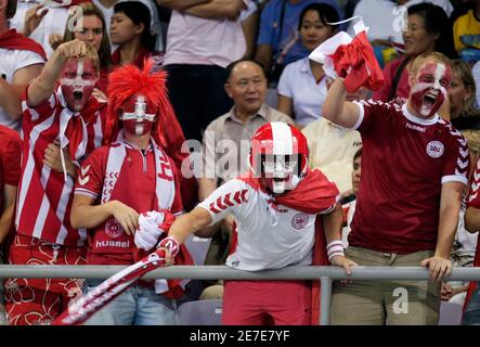 Dänemark-Fans jubeln ihr Team während ihres Gruppe B Männer Handballspiels gegen Südkorea bei den Olympischen Spielen in Peking 2008 12. August 2008. REUTERS/Sergio Moraes (CHINA)