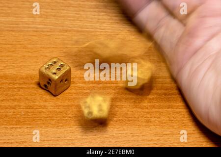 Der Würfel ist gegossen. Ein Wurfwürfel auf dem Tisch, Nahaufnahme. Spiel mit Würfeln. Stockfoto