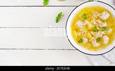 Gesunde Hühnerfleischbällchen Suppe und Pasta. Einfaches Rezept für das Kochen zu Hause. Draufsicht, flach liegend Stockfoto