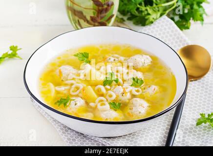 Gesunde Hühnerfleischbällchen Suppe und Pasta. Einfaches Rezept für das Kochen zu Hause. Stockfoto