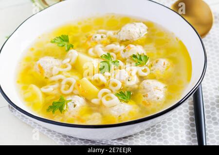 Gesunde Hühnerfleischbällchen Suppe und Pasta. Einfaches Rezept für das Kochen zu Hause. Stockfoto