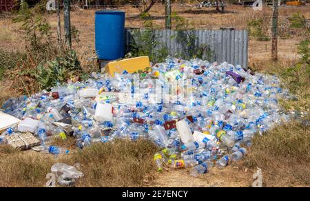 LOPBURI, THAILAND, 22. FEBRUAR 2020, Haufen gebrauchte Plastikflaschen. Ein Haufen leerer Plastikflaschen, Thailand. Stockfoto