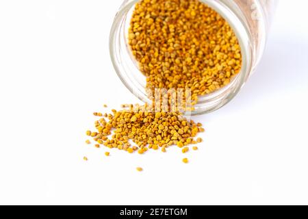 Bienenpollen Granulat zerbröckelt aus Glas n weißen Hintergrund. Gesunde Ernährung. Stockfoto