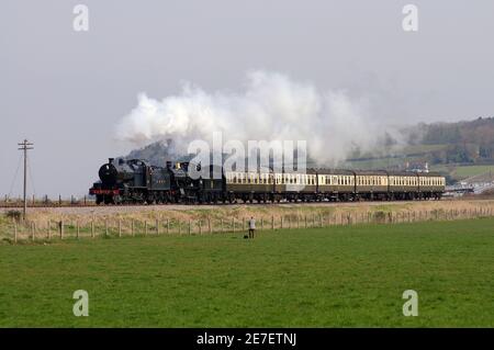 '88' und '5322' gehen weg vom Blauen Anker mit einem Bishops Lydeard - Minehead Service. Stockfoto