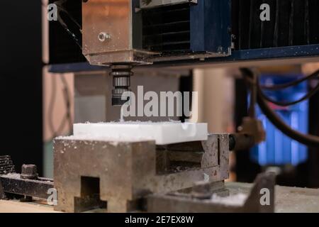 Automatische Drehfräsmaschine Schneiden Acryl Kunststein Werkstück Stockfoto