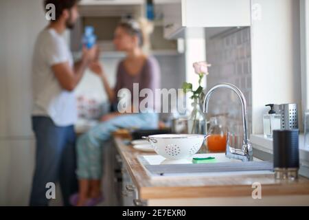 Ein junges verliebtes Paar in entspannter Atmosphäre in der Küche. Kochen, Zuhause, Küche, Beziehung Stockfoto