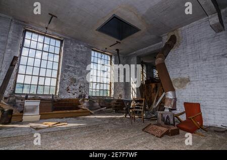 Alte Objekte in verlassenen Fabrik Stockfoto