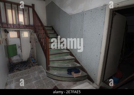 Holztreppe in einem verlassenen Haus Stockfoto