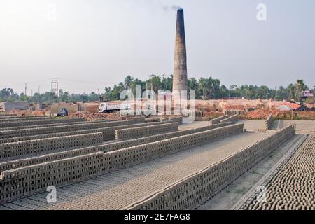 Bilder von Ziegelöfen im ländlichen Bengalen, wo die Arbeit in vollem Gange ist. Ein Vorrat an rohen Ziegeln und fertigen Ziegeln im gesamten Ziegelofen. Stockfoto