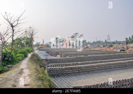 Bilder von Ziegelöfen im ländlichen Bengalen, wo die Arbeit in vollem Gange ist. Ein Vorrat an rohen Ziegeln und fertigen Ziegeln im gesamten Ziegelofen. Stockfoto