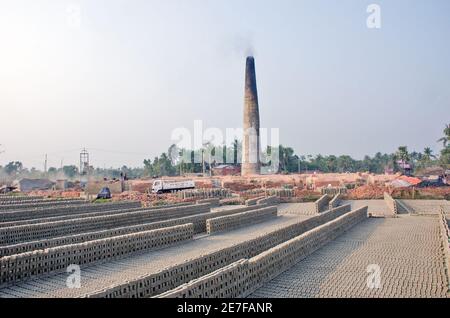 Bilder von Ziegelöfen im ländlichen Bengalen, wo die Arbeit in vollem Gange ist. Ein Vorrat an rohen Ziegeln und fertigen Ziegeln im gesamten Ziegelofen. Stockfoto