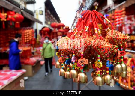 Hefei, Chinas Provinz Anhui. Januar 2021. Einwohner kaufen chinesische Neujahrsdekorationen auf einem Markt in Hefei, ostchinesische Provinz Anhui, 30. Januar 2021. Quelle: Huang Bohan/Xinhua/Alamy Live News Stockfoto