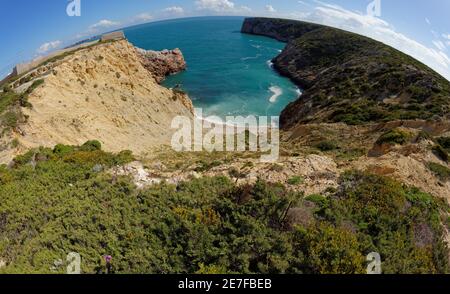 Fischauge Blick auf die Bucht und Fortaleza de Belixe in der Nähe von Cabo de Sao Vicente Kap an der Algarve, Portugal Stockfoto