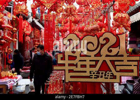 Hefei, Chinas Provinz Anhui. Januar 2021. Einwohner kaufen chinesische Neujahrsdekorationen auf einem Markt in Hefei, ostchinesische Provinz Anhui, 30. Januar 2021. Quelle: Huang Bohan/Xinhua/Alamy Live News Stockfoto