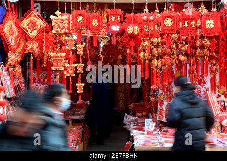 Hefei, Chinas Provinz Anhui. Januar 2021. Einwohner kaufen chinesische Neujahrsdekorationen auf einem Markt in Hefei, ostchinesische Provinz Anhui, 30. Januar 2021. Quelle: Huang Bohan/Xinhua/Alamy Live News Stockfoto