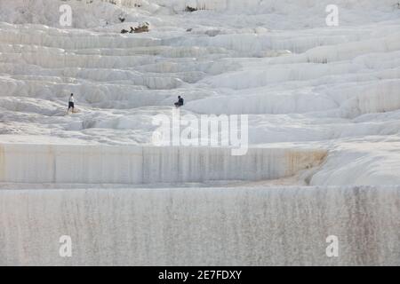 Details von weißem Karbonatmineralgestein, das durch den Wasserfluss in Pamukkale in der Nähe der archelologischen Stätte Hierapolis, Denizli, Türkei, hergestellt wurde Stockfoto