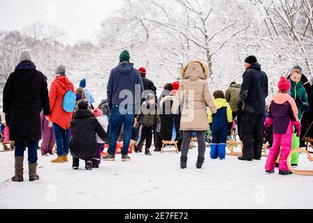 Berlin, Deutschland. Januar 2021. Deutschland, Berlin, 30. Januar 2021: Eltern warten auf ihre Kinder auf einem Hügel, von dem viele Kinder Rodeln gehen. Trotz der durch die anhaltende globale Covid-19-Pandemie bestehenden Kontaktbeschränkungen genießen viele Menschen und Familien den Neuschnee im Volkspark Schöneberg-Wilmersdorf. (Foto: Jan Scheunert/Sipa USA) Quelle: SIPA USA/Alamy Live News Stockfoto