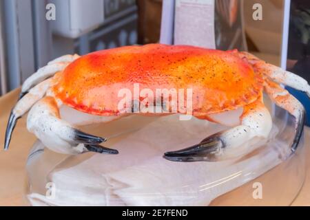 Gekochte rote Krabben auf Holztisch bei sommerlichen Speisen im Freien Markt - Nahaufnahme Stockfoto