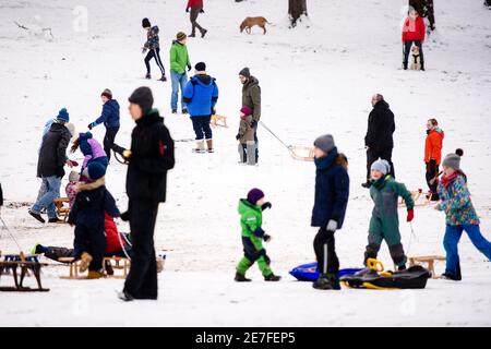 Berlin, Deutschland. Januar 2021. Deutschland, Berlin, 30. Januar 2021: Trotz der Kontaktbeschränkungen aufgrund der anhaltenden weltweiten Covid-19-Pandemie genießen viele Menschen und Familien den Neuschnee im Volkspark Schöneberg-Wilmersdorf. (Foto: Jan Scheunert/Sipa USA) Quelle: SIPA USA/Alamy Live News Stockfoto