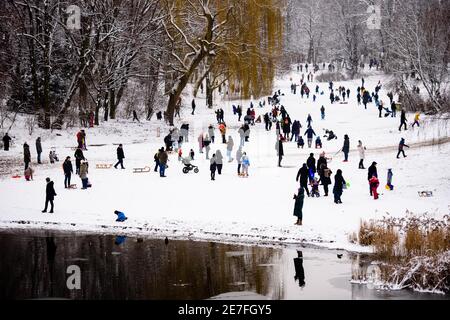 Berlin, Berlin, Deutschland. Januar 2021. Trotz der bestehenden Kontaktbeschränkungen aufgrund der anhaltenden globalen Covid-19-Pandemie genießen viele Menschen und Familien den Neuschnee im Volkspark SchÃ¶neberg-Wilmersdorf. Quelle: Jan Scheunert/ZUMA Wire/Alamy Live News Stockfoto