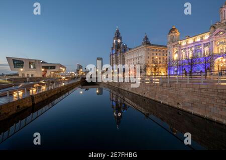 Abendansicht eines reflektierten Pier Head, Liverpool Waterfront, Liverpool, Merseyside Stockfoto