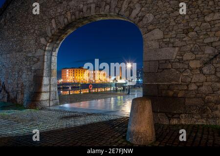 Das Albert Dock bei Nacht durch Steinbogen, Liverpool, Merseyside Stockfoto