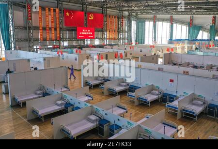 Tonghua. Januar 2021. Luftaufnahme vom 30. Januar 2021 zeigt eine Innenansicht eines vorübergehenden Krankenhauses, das von einer Turnhalle in Tonghua, nordöstlich der Provinz Jilin, umgebaut wurde. Ein örtliches Gymnasium wurde in ein vorübergehendes Krankenhaus für die 14-tägige Rehabilitation von Patienten umgewandelt, die von COVID-19 geborgen wurden. Das Krankenhaus erstreckt sich über eine Fläche von 5,300 Quadratmetern und verfügt über 310 Betten. Quelle: Xu Chang/Xinhua/Alamy Live News Stockfoto