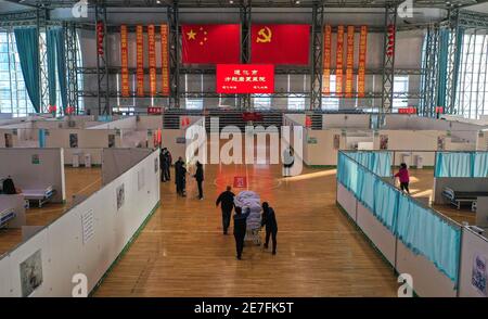 Tonghua. Januar 2021. Luftaufnahme vom 30. Januar 2021 zeigt eine Innenansicht eines vorübergehenden Krankenhauses, das von einer Turnhalle in Tonghua, nordöstlich der Provinz Jilin, umgebaut wurde. Ein örtliches Gymnasium wurde in ein vorübergehendes Krankenhaus für die 14-tägige Rehabilitation von Patienten umgewandelt, die von COVID-19 geborgen wurden. Das Krankenhaus erstreckt sich über eine Fläche von 5,300 Quadratmetern und verfügt über 310 Betten. Quelle: Xu Chang/Xinhua/Alamy Live News Stockfoto