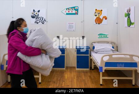 Tonghua, Chinas Provinz Jilin. Januar 2021. Das Foto zeigt einen speziellen Bereich für Kinder, der mit Karikaturen an der Wand in einem temporären Krankenhaus geschmückt ist, das von einer Turnhalle in Tonghua, nordöstlich der Provinz Jilin, umgebaut wurde, 30. Januar 2021. Ein örtliches Gymnasium wurde in ein vorübergehendes Krankenhaus für die 14-tägige Rehabilitation von Patienten umgewandelt, die von COVID-19 geborgen wurden. Das Krankenhaus erstreckt sich über eine Fläche von 5,300 Quadratmetern und verfügt über 310 Betten. Quelle: Xu Chang/Xinhua/Alamy Live News Stockfoto