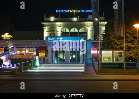 Europäisches Casino mit beleuchteten Schildern bei Nacht, Locarno, Schweiz Stockfoto
