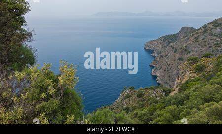 Blick von einem Hidder Kloster hoch auf einer Klippe über dem Mittelmeer, Lykischer Weg in der Nähe von Kayakoy Dorf und Oludeniz Strand, Fethiye, Türkei Stockfoto