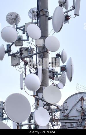 Antennen für drahtlose Netzwerke. Telekommunikationsstation. Sendeturm für mobile und Internet-Kommunikation Stockfoto