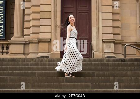 Fotoshooting mit einer jungen asiatischen Dame im Old Treasury Gebäude im Geschäftsviertel von Melbourne Stockfoto