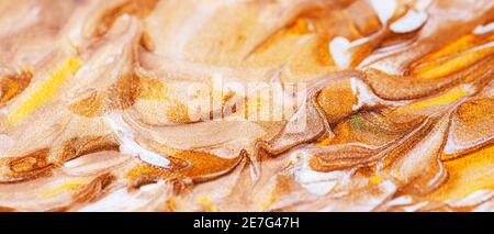 Abstrakte, funkelnde Metallic-Textur. Bronze orange Hintergrund mit glitzernden Abstrichen. Kreative Pinselstriche von goldener, funkelnder Farbe. Festliche Kulisse Stockfoto