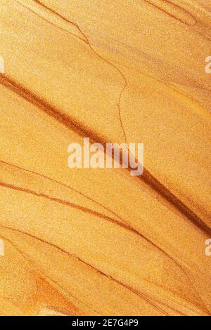 Abstrakte, funkelnde Metallic-Textur. Bronze orange Hintergrund mit glitzernden Abstrichen. Kreative Pinselstriche von goldener, funkelnder Farbe. Festliche Kulisse Stockfoto