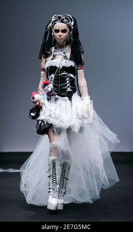Ein Modell zeigt eine gotische Mode-Kreation vom japanischen Designer Naoto Hirooka bei einer Fashion show in Tokio 31. August 2007. REUTERS/Michael Caronna (JAPAN)