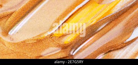 Abstrakte, funkelnde Metallic-Textur. Bronze orange Hintergrund mit glitzernden Abstrichen. Kreative Pinselstriche von goldener, funkelnder Farbe. Festliche Kulisse Stockfoto