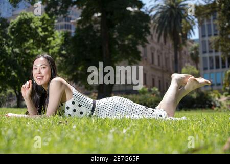 Fotoshooting mit einer jungen asiatischen Dame im Old Treasury Gebäude im Geschäftsviertel von Melbourne Stockfoto