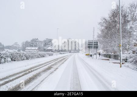 OAKHAM, RUTLAND, ENGLAND- 24. JANUAR 2021: Stamford Road in Oakham an einem verschneiten Tag Stockfoto