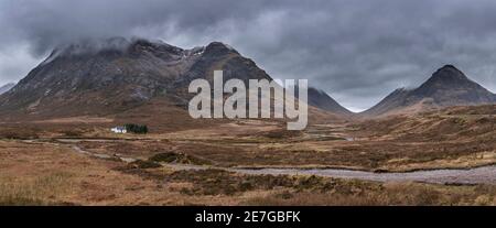 Atemberaubende Landschaftsaufnahme im Glencoe Valley in den schottischen Highlands Mit Bergketten in dramatischer Winterbeleuchtung Stockfoto