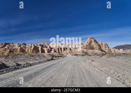 Quebrada de las Flechas ist eine malerische Wüstenfahrt zwischen salta und cafayate entlang der berühmten Ruta 40 mit einer wunderschönen trockenen Wüstenlandschaft. Es ist ein beliebtes Stockfoto