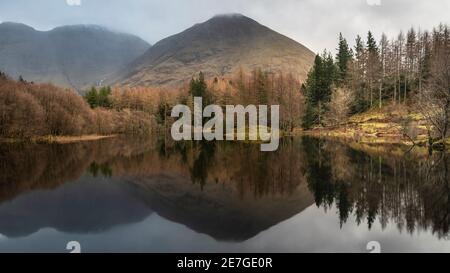 Schönes Landschaftsbild von Torren Lochan in Glencoe in Schottland Highlands an einem Wintertag Stockfoto