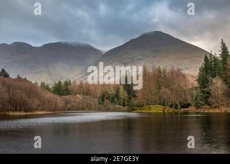 Schönes Landschaftsbild von Torren Lochan in Glencoe in Schottland Highlands an einem Wintertag Stockfoto